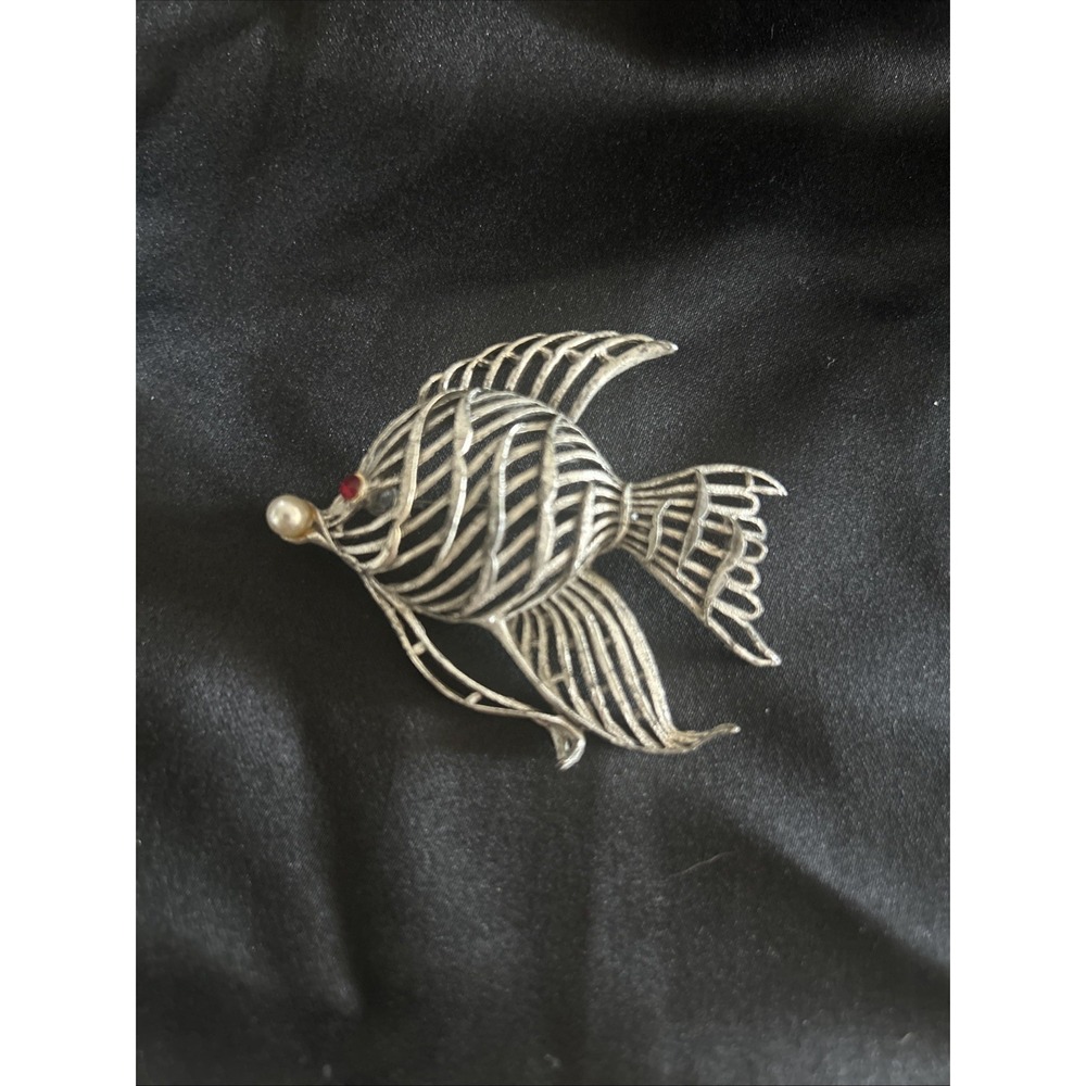 Vintage‎ 1995 B.G Bergdorf Goodman Angel Fish Brooch Red Eye Pin Jewelry